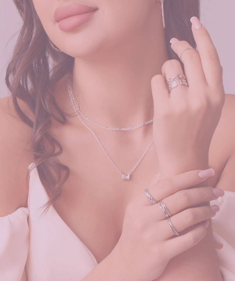 Riflessi metallici e incastonature geometriche